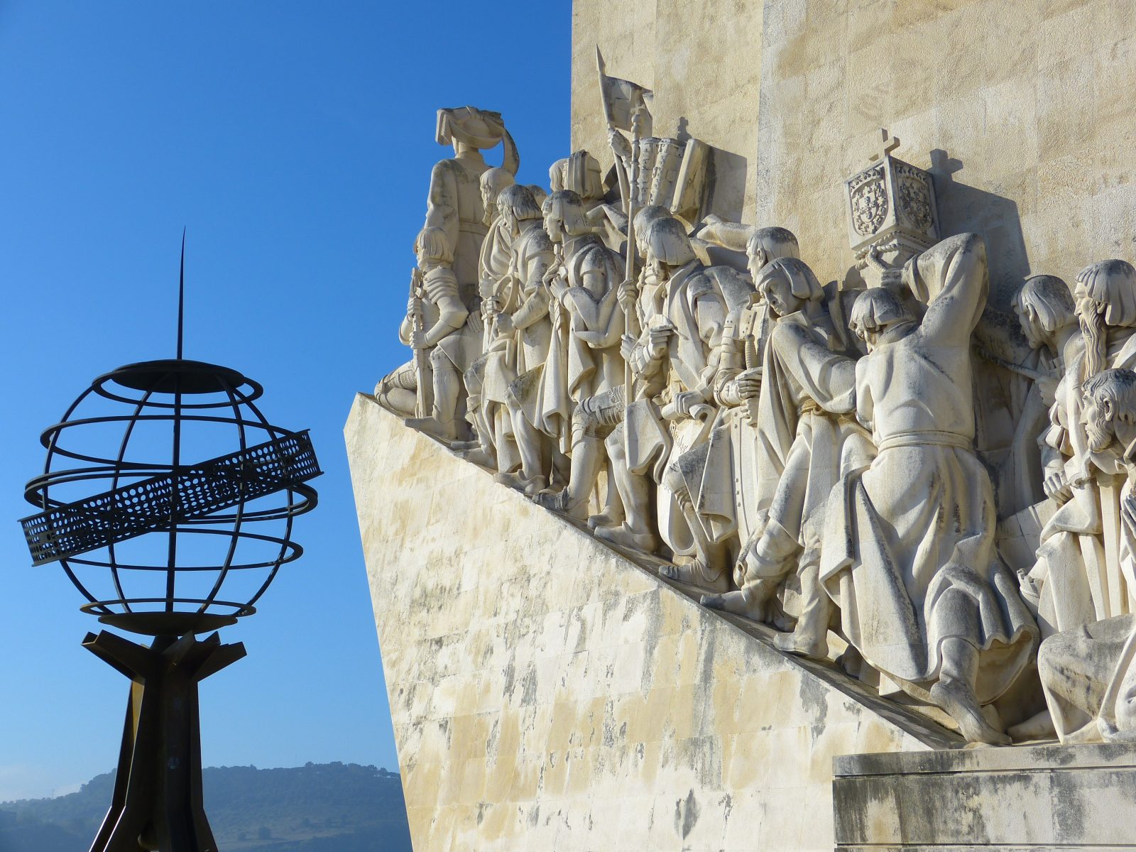 Le monument aux Découvertes (Padrão dos Descobrimentos) à Lisbonne, sous un ciel bleu